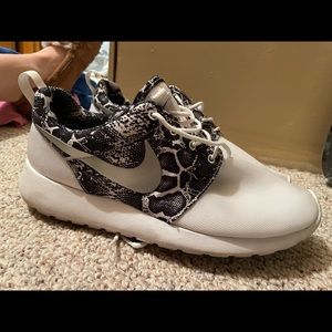 White snakeskin Nike rosches